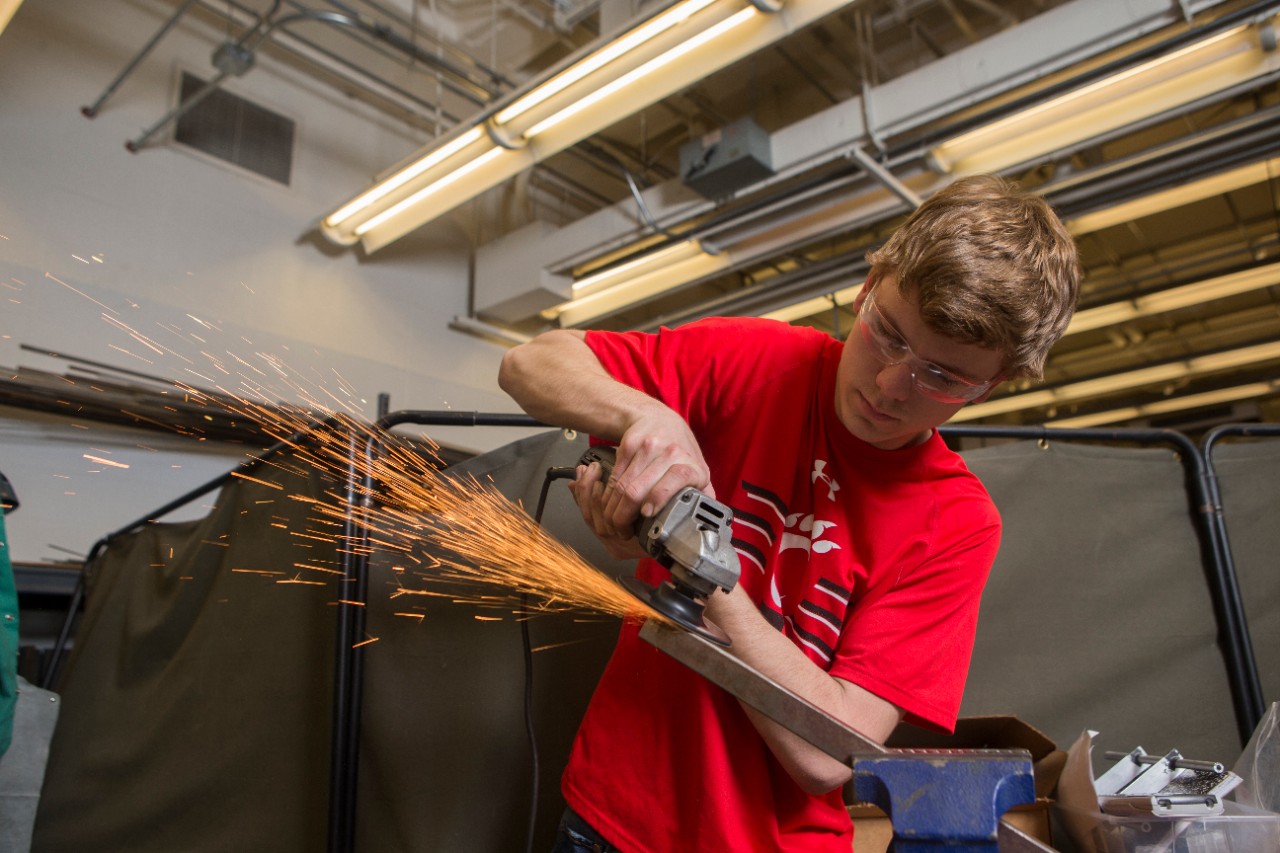 CEAS Photo shoot in the Mechanical Engineering Bearcat Motorsports
Professor Randy Allemang & Student Captain Jacob Frisco with UC students at ERC. UC/Joseph Fuqua II