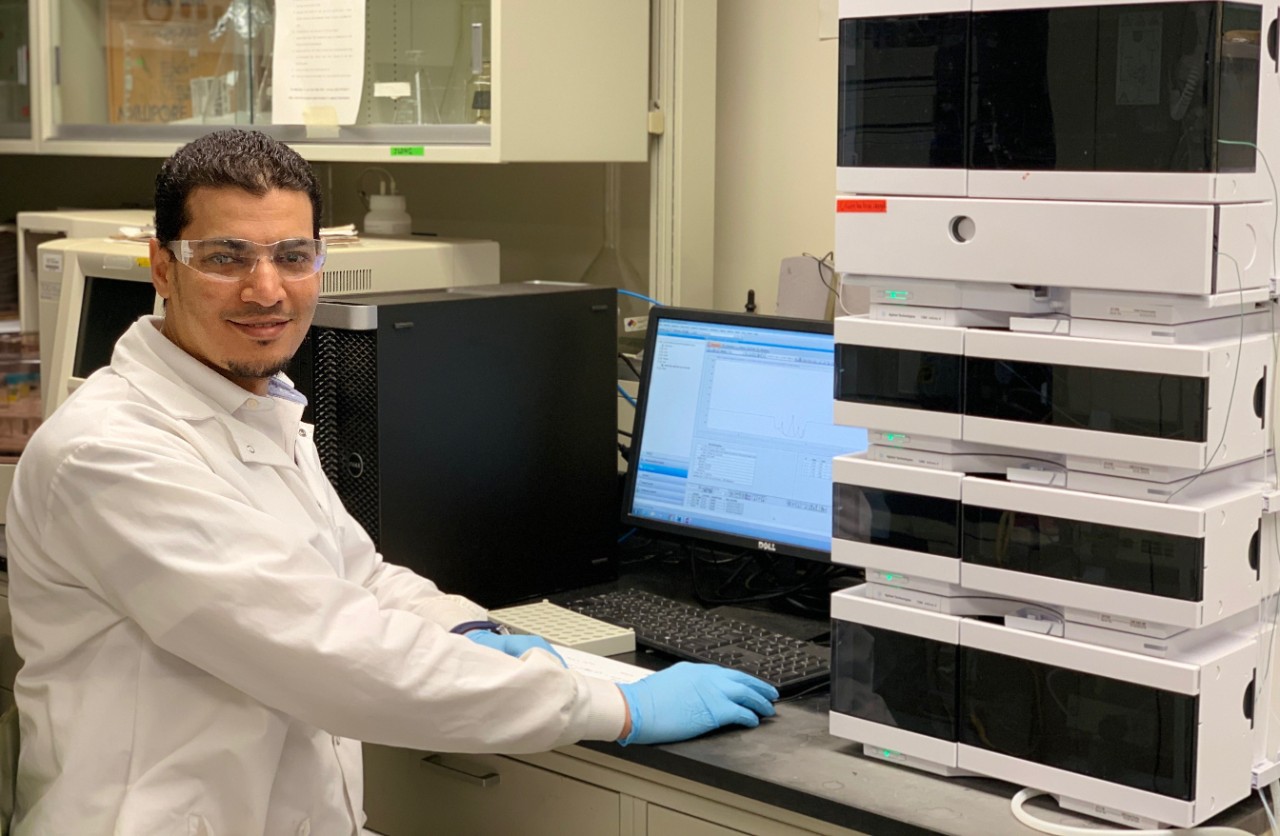 Wael Abdelraheem using a computer in a lab