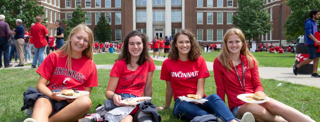 CEAS new students enjoyed their lunch out of Schneider Quad.  UC/Joseph Fuqua II
