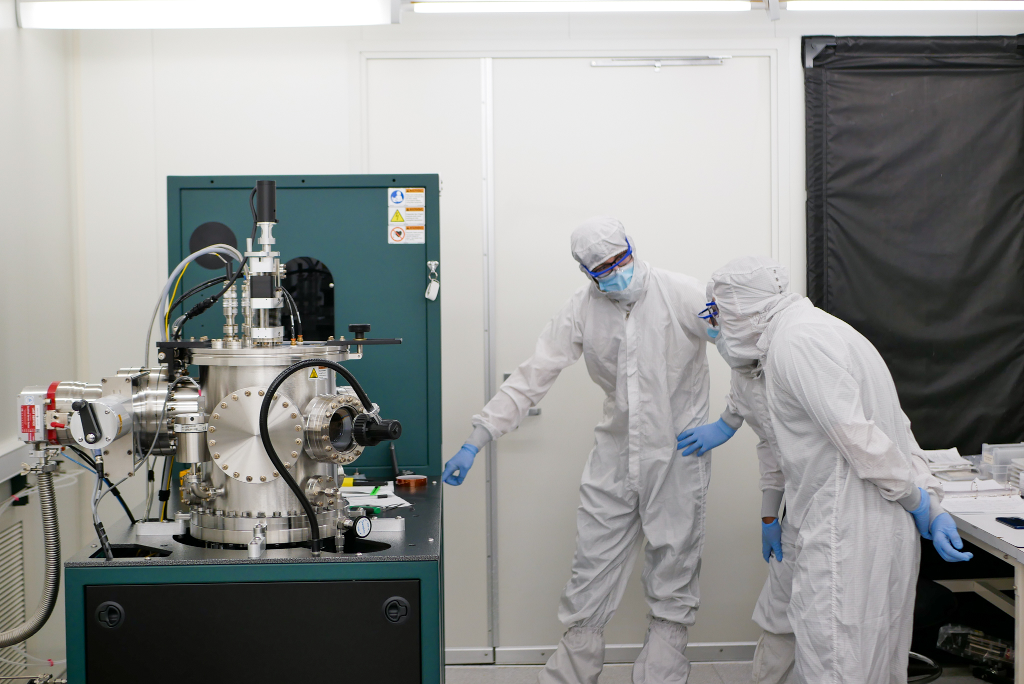 Two people working in the Cleanroom