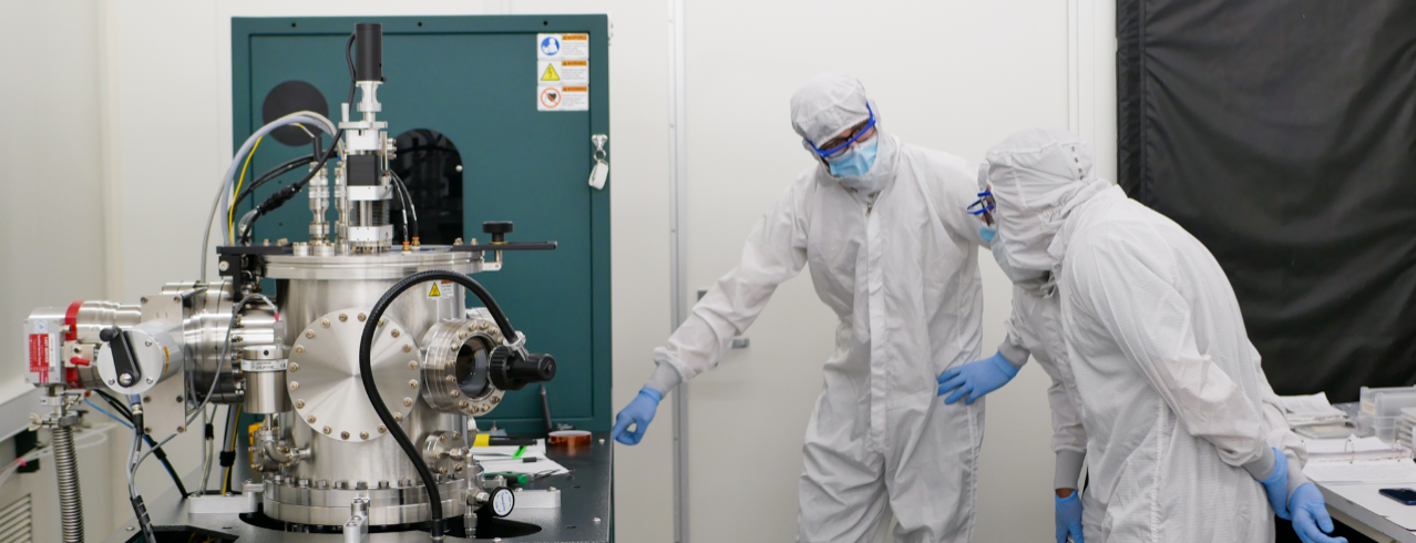 Two people working in the Cleanroom